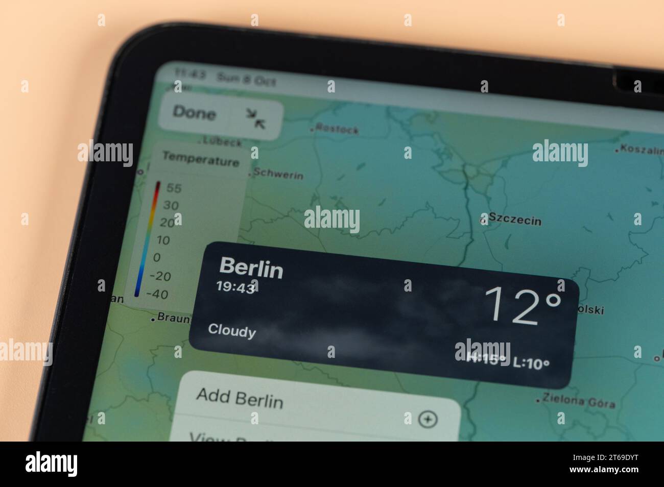 New York, USA – 8. Oktober 2023: Überprüfung der Temperatur außerhalb Berlins mit der Online-App, dem ipad, dem Tablet-Bildschirm aus nächster Nähe Stockfoto