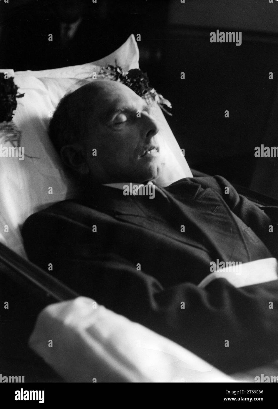 Der Leichnam von Stephan Bandera, einem sowjetischen KGB-Agenten in München ermordet, wurde vor der Beerdigung auf dem Münchner Waldfriedhof aufgestellt. [Automatisierte Übersetzung] Stockfoto
