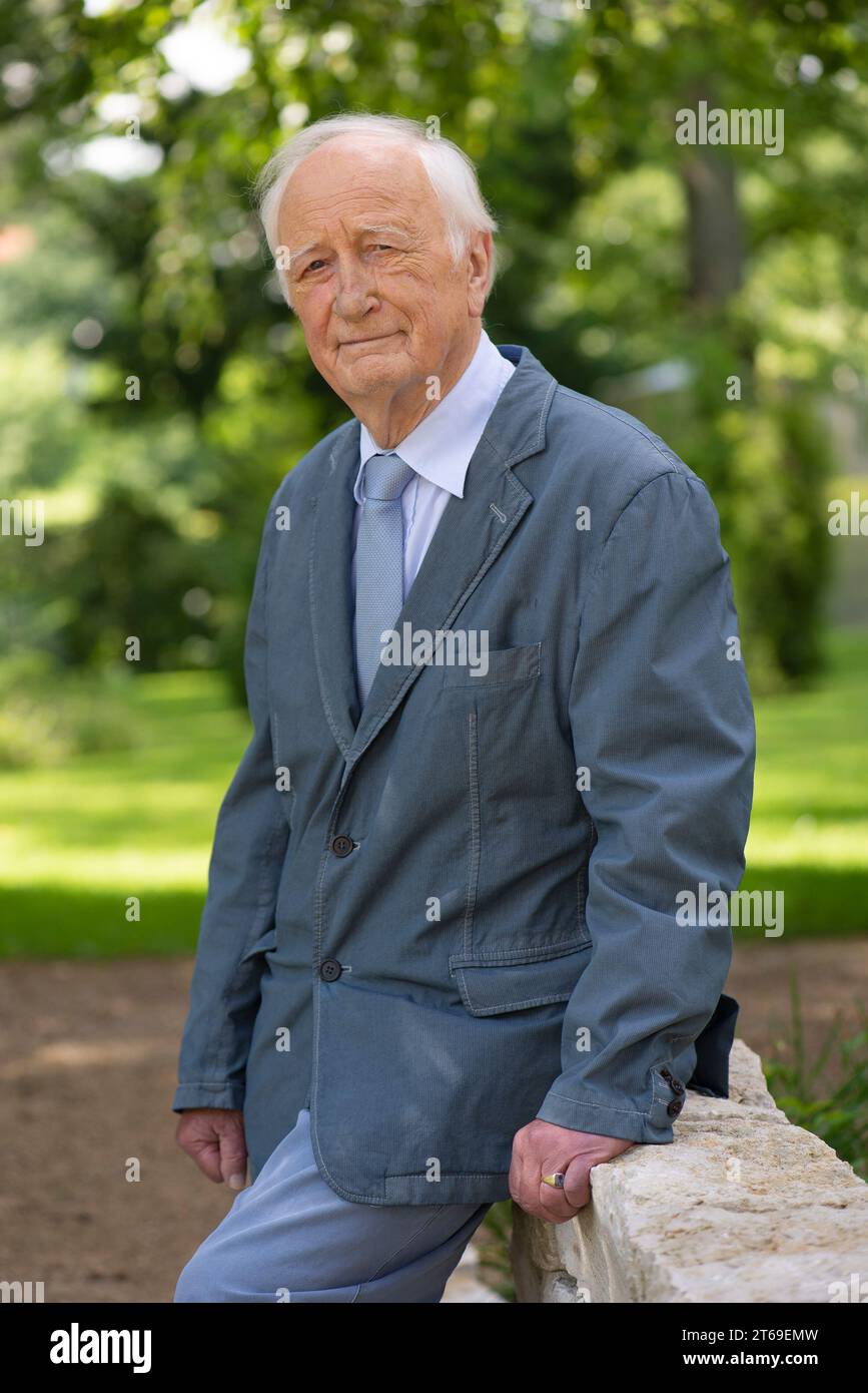 Berlin DEU, 26.06.2023: Porträt Heinrich August Winkler geboren 1938 in Königsberg, deutscher Historiker und Autor. Von 1991 bis 2007 lehrte er neuere Geschichte an der Humboldt-Universität zu Berlin. 2014 erhielt er den Europapreis für politische Kultur der Hans-Ringier-Stiftung und 2016 den Leipziger Buchpreis für europäisches Verständnis. 2018 wurde er mit dem Großen Verdienstkreuz der Bundesrepublik Deutschland ausgezeichnet. Er lebt in Berlin [automatisierte Übersetzung] Stockfoto