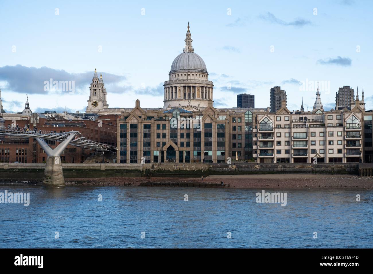 Teilweiser Blick auf das Zentrum von London mit der St. Paul's Cathedral im Zentrum und der Themse im Vordergrund Stockfoto
