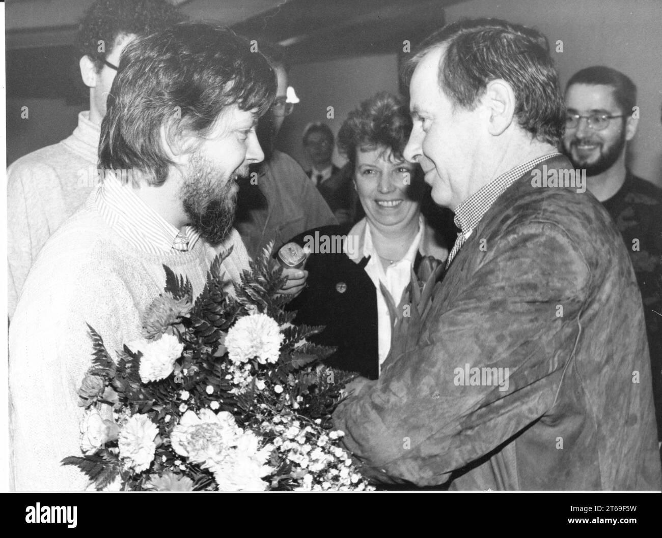 Blumen und Glückwünsche des alten PDS-Staatsvorsitzenden Lothar Bisky (R.) zum neu gewählten Helmuth Markov. Staatspolitik. PDS-Wahl. Foto/Bernd Gartenschläger, 24.01.1993 [automatisierte Übersetzung] Stockfoto