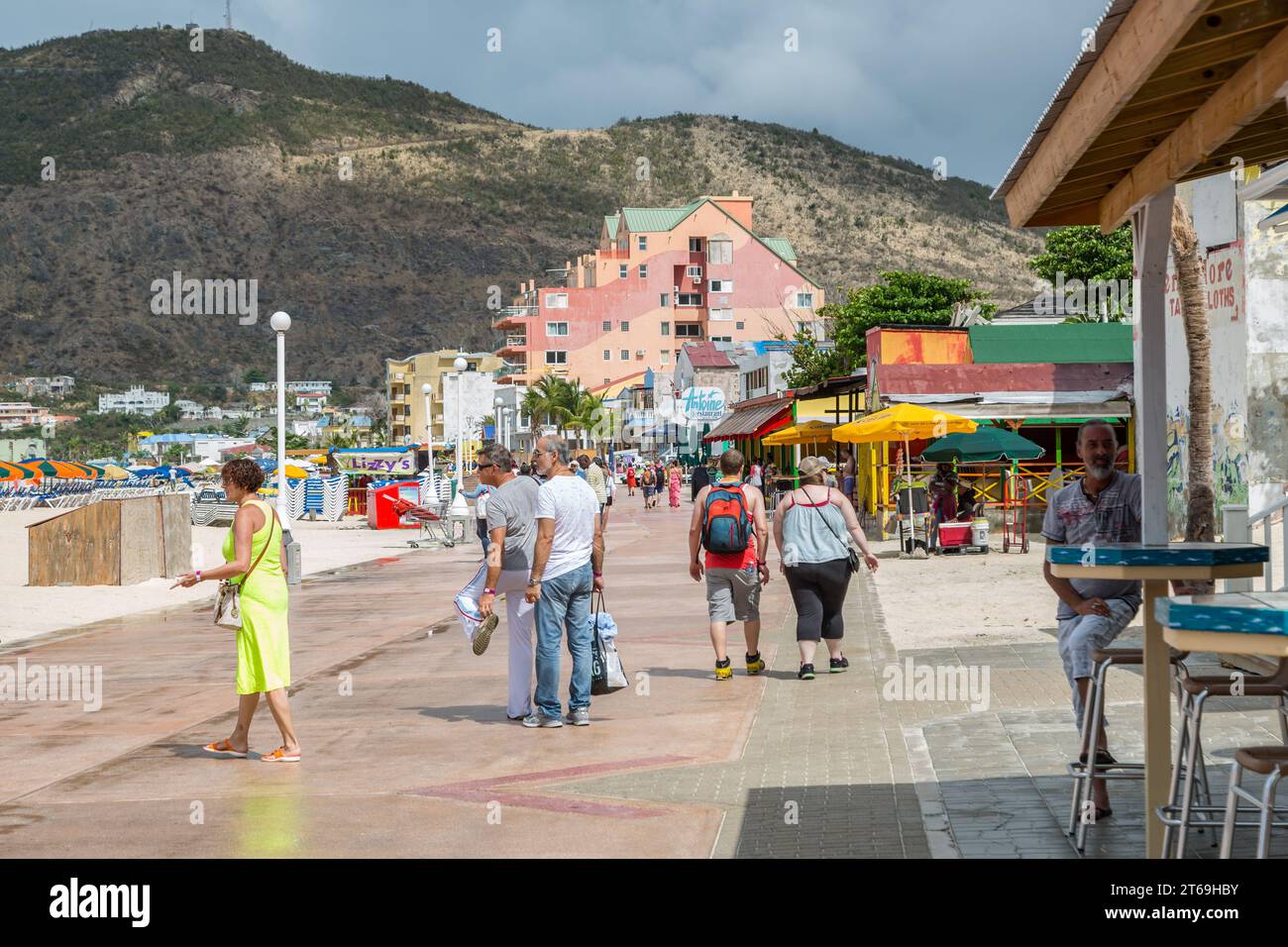 Touristen, die entlang des Boardwak am Hafen von Phillipsburg, St. Maarten in der Karibik Stockfoto