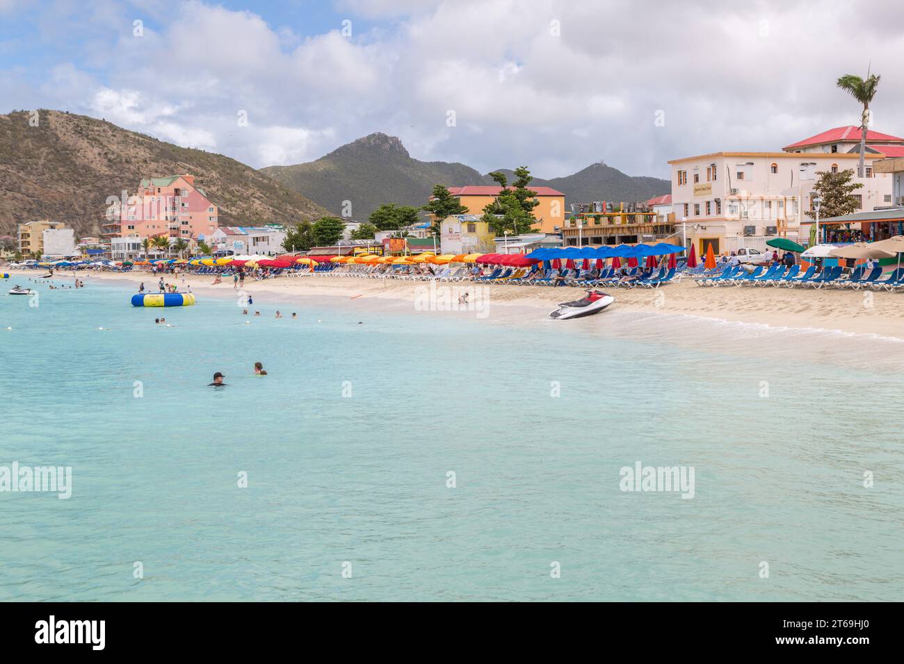 Touristen am Strand am Hafen von Phillipsburg, St. Maarten in der Karibik Stockfoto