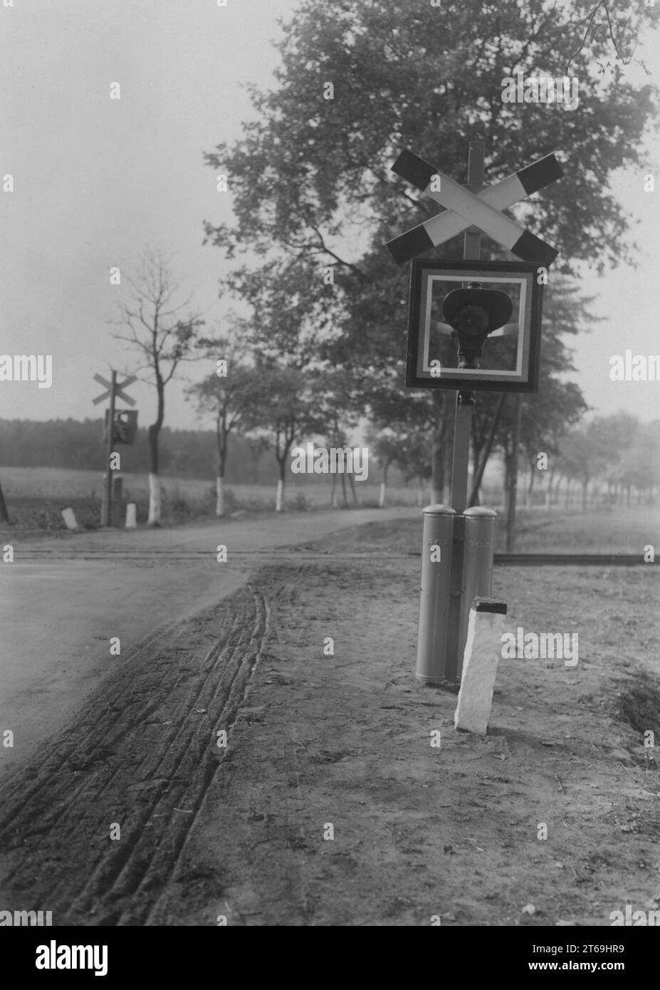 Warnleuchte bei ungeschliffenem Bahnübergang. [Automatisierte Übersetzung] Stockfoto