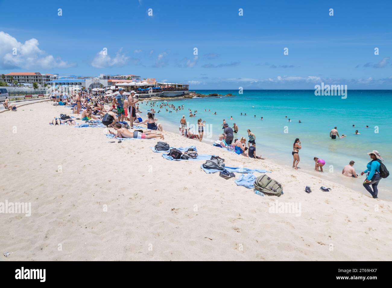 Touristen am Maho Beach auf der Insel St. Maarten in der Karibik Stockfoto