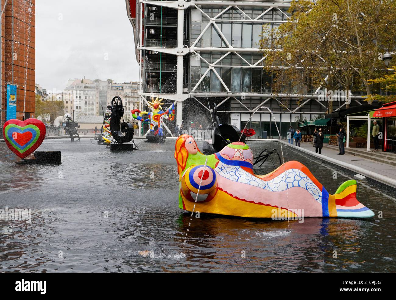 DER MYTHISCHE STRAWINSKY-BRUNNEN, FRISCH RESTAURIERT IN PARIS Stockfoto