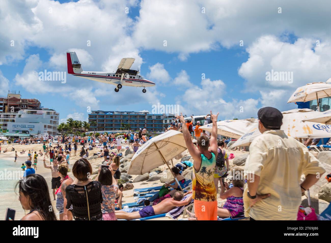 Flugzeug fliegt tief über Maho Beach bei finalem Anflug zum Princess Juliana International Airport auf der Karibikinsel Sint Maarten Stockfoto