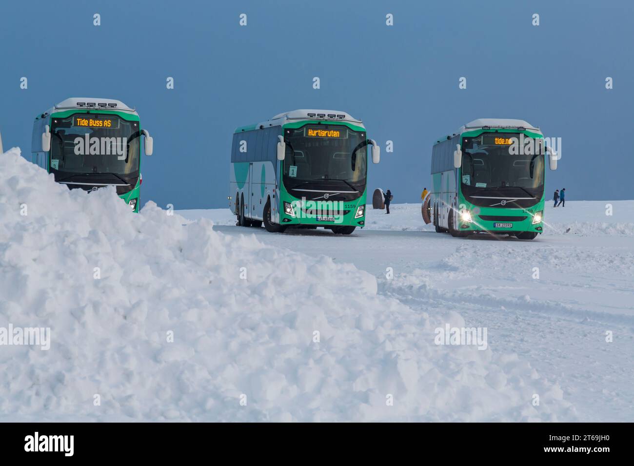 Reisebusse parkten im Oktober im Schnee am Nordkap, Nordkapp, Norwegen, Skandinavien, Europa Stockfoto