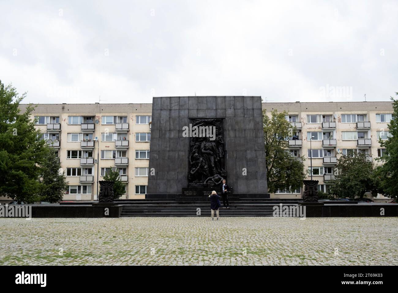 Das Denkmal für die Ghettohelden ist ein Denkmal in Warschau, Polen, das an den Warschauer Ghettoaufstand von 1943 während des Zweiten Weltkriegs erinnert. Stockfoto