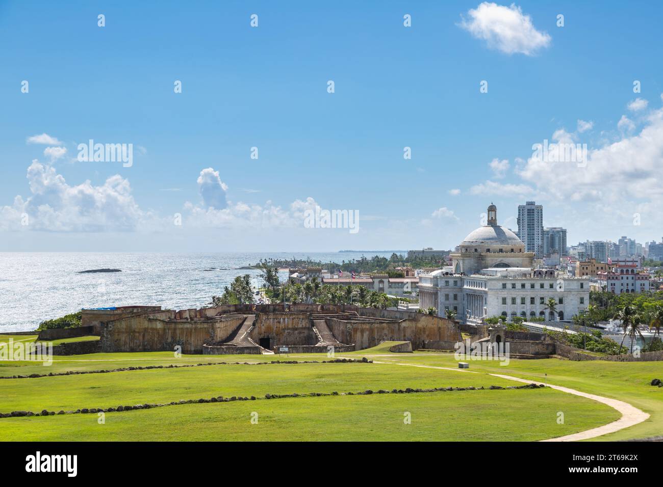 Puerto Rico Capitol hinter dem Rasen des Castillo San Cristobal Fort in San Juan, Puerto Rico Stockfoto