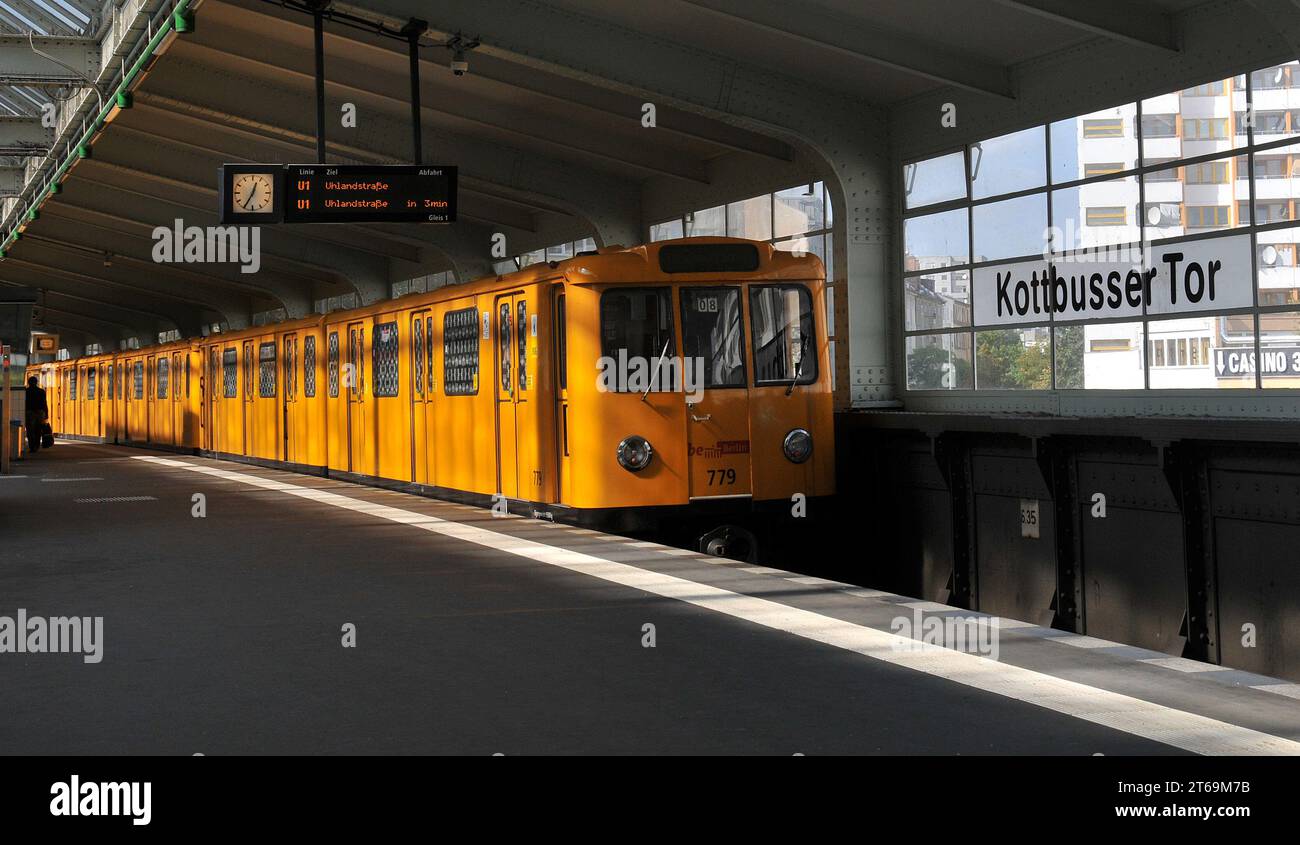U-Bahn-Station Kottbusser Tor, Berlin, Deutschland Stockfoto