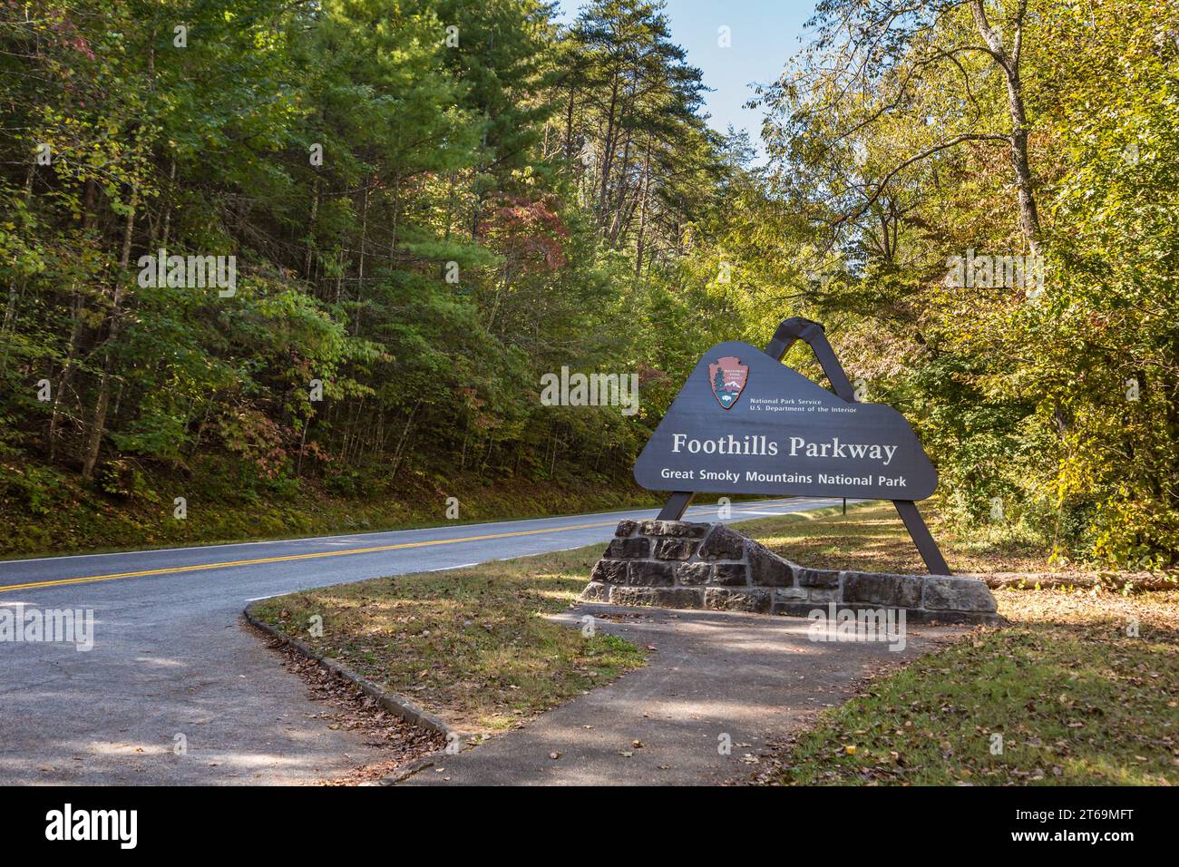 Schilder für den Foothills Parkway in der Nähe von Wears Valley, Tennessee im Great Smoky Mountains National Park Stockfoto