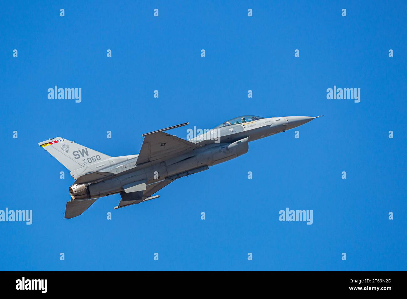 US Air Force F16 Kampfflugzeug fliegt während einer Flugshow in Pensacola, Florida Stockfoto
