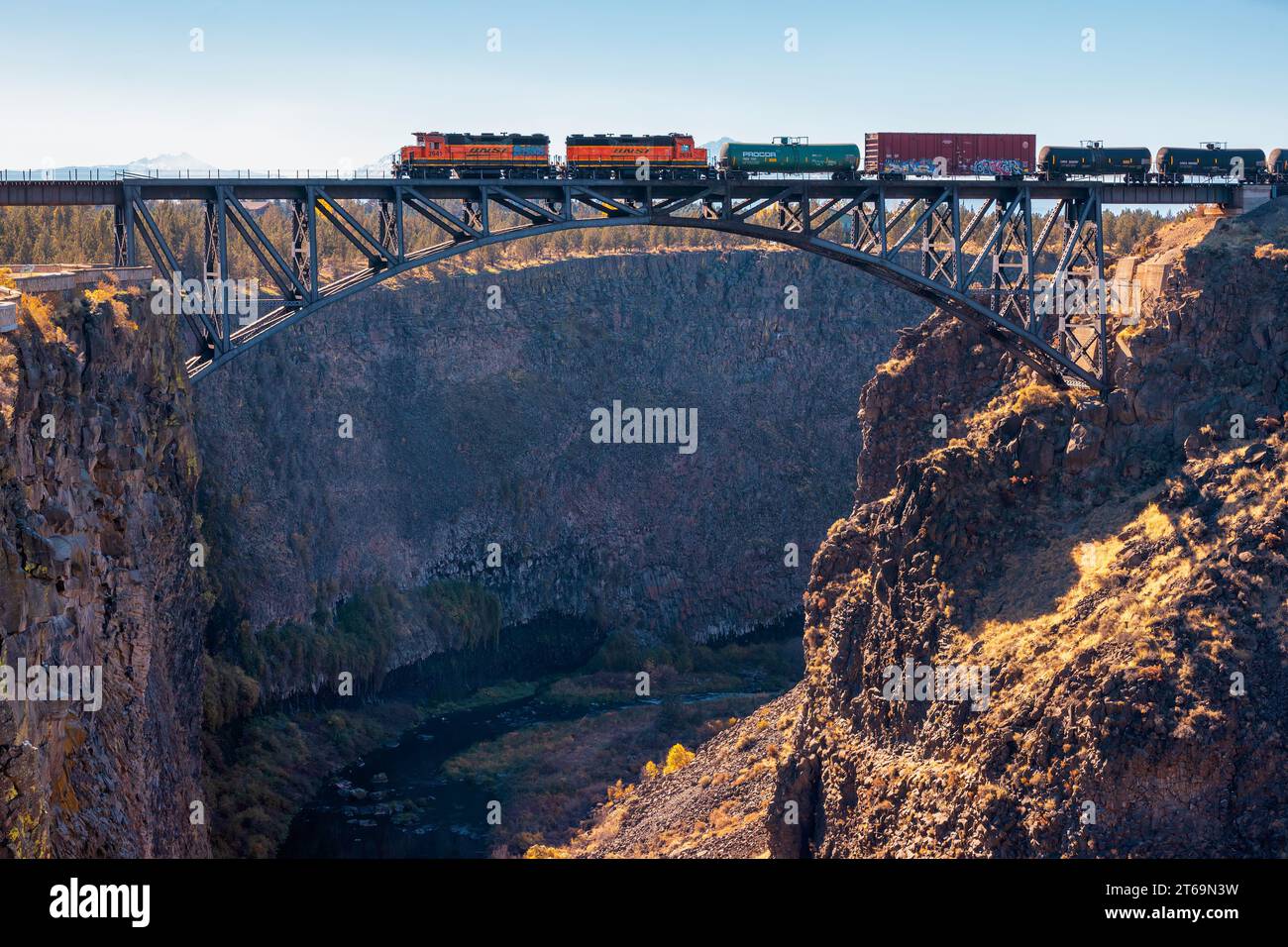 Crooked River Gorge, Oregon, USA – 0. Oktober 9, 2023: Die Eisenbahnbrücke, die den 320 Meter hohen Abhang in den Canyon überquert, wurde 1911 fertiggestellt Stockfoto