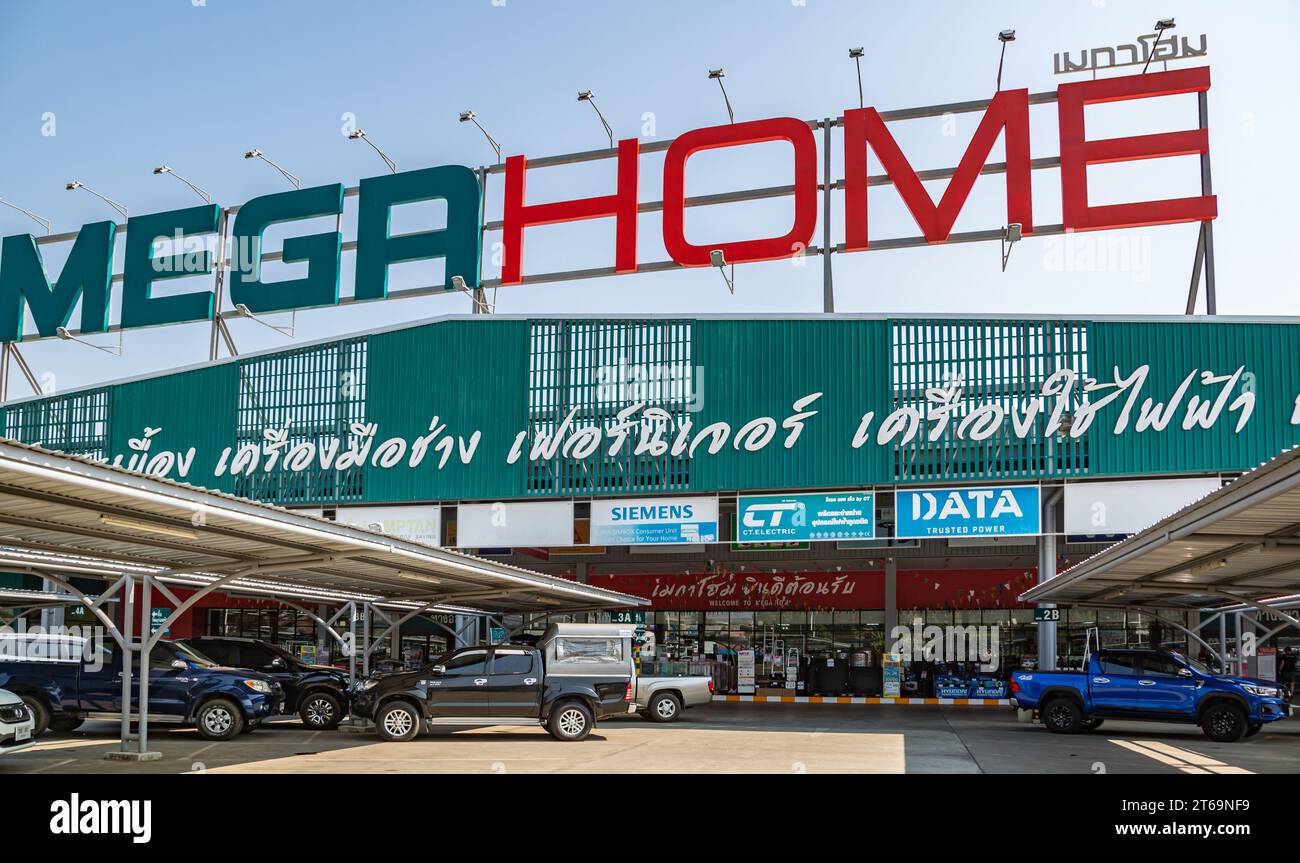 Überdachte Parkplätze im Mega Home Center Baustoffgeschäft in Chiang Rai, Thailand Stockfoto