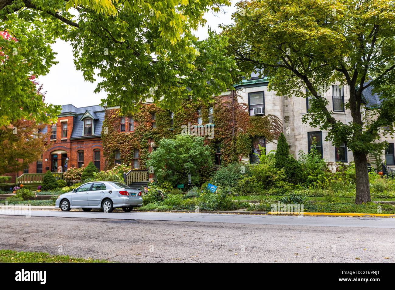 Wohnstraße im historischen Pullman-Viertel. Heute leben Menschen unterschiedlichen Alters, Ethnien und Berufen in der Stadt, die George Pullman ab 1880 entwarf. Der Pullman National Historical Park ist von öffentlichen und privaten Organisationen erhalten. Chicagos Viertel Pullman ist seit dem Ende des 20. Jahrhunderts gentrifiziert. Viele Bewohner sind an der Restaurierung ihrer eigenen Häuser und an Projekten in der gesamten Nachbarschaft beteiligt. Chicago, Illinois, Usa Stockfoto Wohnstraße im historischen Pullman-Viertel. Heute leben Menschen unterschiedlichen Alters, Ethnien und Berufen in der Stadt, die George Pullman ab 1880 entwarf. Der Pullman National Historical Park ist von öffentlichen und privaten Organisationen erhalten. Chicagos Viertel Pullman ist seit dem Ende des 20. Jahrhunderts gentrifiziert. Viele Bewohner sind an der Restaurierung ihrer eigenen Häuser und an Projekten in der gesamten Nachbarschaft beteiligt. Chicago, Illinois, Usa Stockfoto