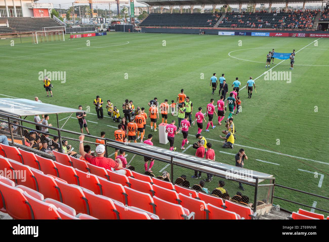 Thailändische Leaque-Spieler treten im Singha Stadium in Chiang Rai, Thailand auf Stockfoto