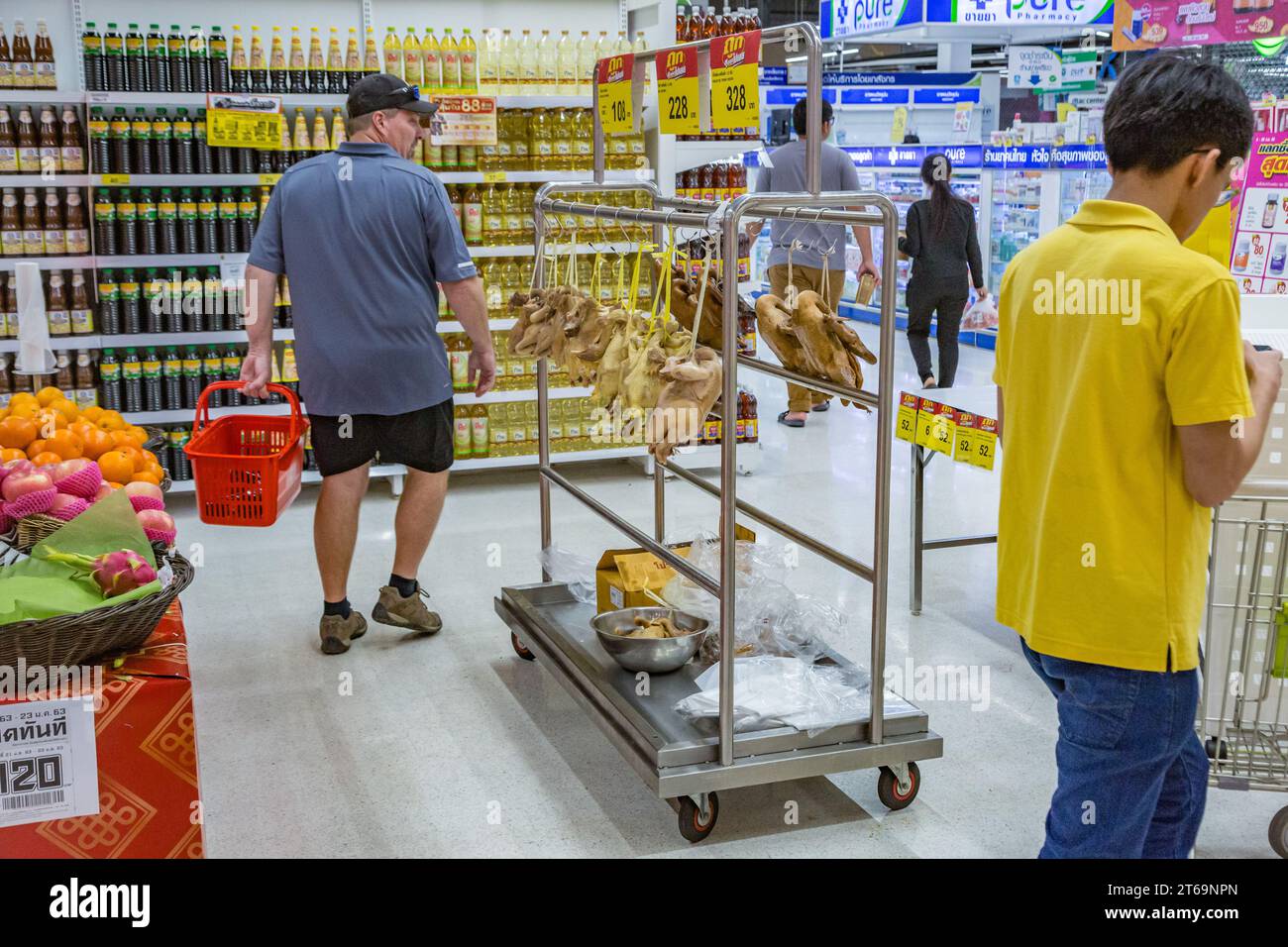 American man kauft im Big C Supercenter in Chiang Rai, Thailand Stockfoto