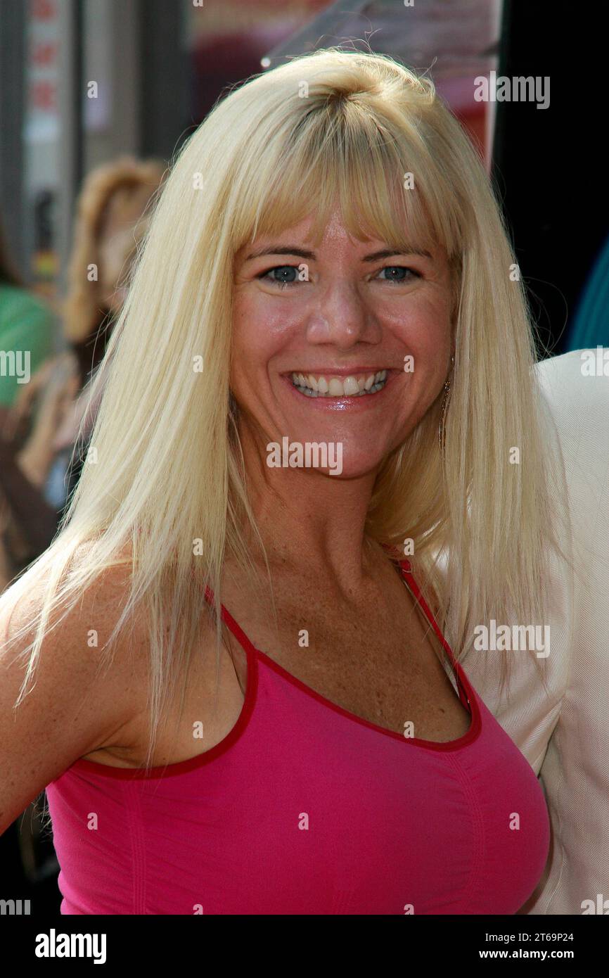 Jennifer Elise Cox bei der Hollywood Chamber of Commerce Zeremonie zu Ehren von Crystal Gayle mit dem 2.390th Star auf dem Hollywood Walk of Fame auf der Vine Street nahe Sunset Boulevard in Hollywood, CA, 2. Oktober 2009. Foto: Joe Martinez Shooting Star Stockfoto