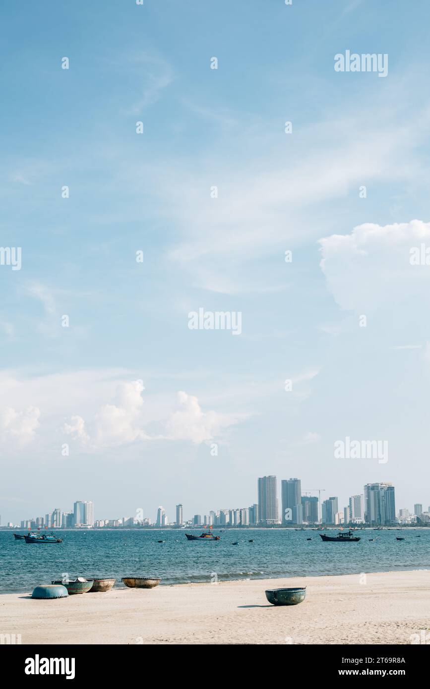 Da Nang man thailändischer Strand und Fischerboot in Vietnam Stockfoto