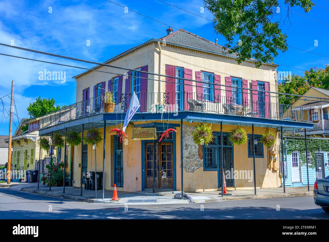 NEW ORLEANS, LA, USA - 21. OKTOBER 2023: Das historische Gebäude des Maison Folie a Deux Hotels an der St. Ferdinand Street in Marigny Stockfoto