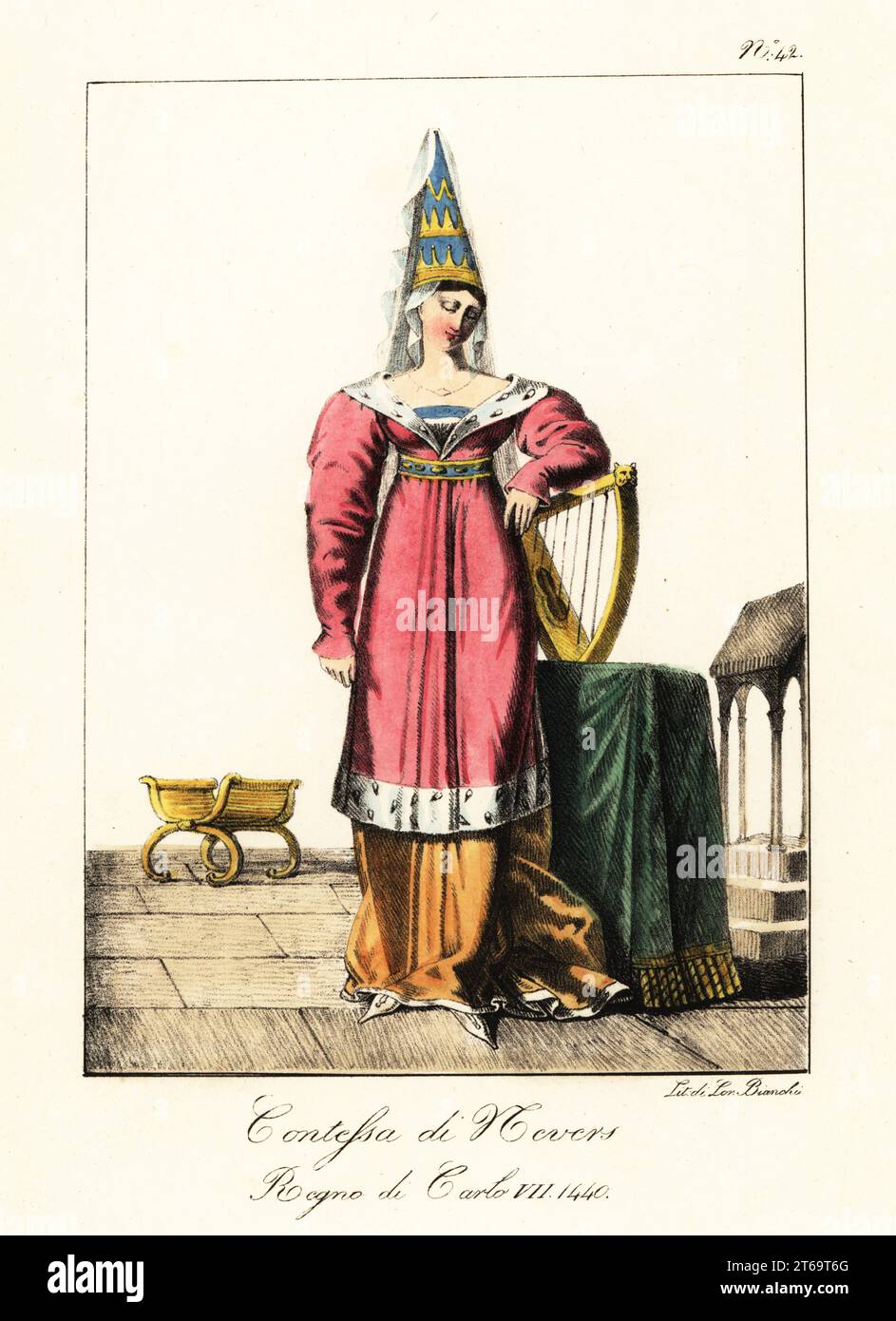 Euriant, fiktive Gräfin von Nevers, 1440. Ehefrau des Helden des römischen Gerard de Nevers, 15. Jahrhundert. In hohem Hennin mit Schleier, rosa Kleid mit Hermelinsaum, goldenem Unterrock, stehend mit Harfe. Euriant Comtesse de Neves. Regne de Charles VII Handkolorierte Lithographie von Lorenzo Bianchi nach Hippolyte Lecomte aus Costumi civili e militari della monarchia francese dal 1200 al 1820, Neapel, 1825. Italienische Ausgabe der Lecomtes Zivil- und Militärkostüme der französischen Monarchie von 1200 bis 1820. Stockfoto