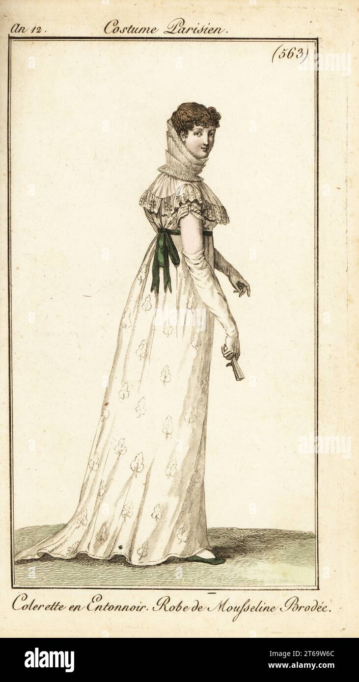 Frau in sehr hohem Stehkragen, besticktem Musselin-Kleid. Colerette en Entonnoir, Robe de Mousseline Brodee. Handkolorierter Kupferstich aus Pierre de la Mesangeres Journal des Dames et des Modes, Zeitschrift für Frauen und Mode, Paris, an 12. Juli 1804. Illustrationen von Carle Vernet, Jean-Francois Bosio, Dominique Bosio und Philibert Louis Debucourt, Kupferstich von Pierre-Charles Baquoy. Stockfoto