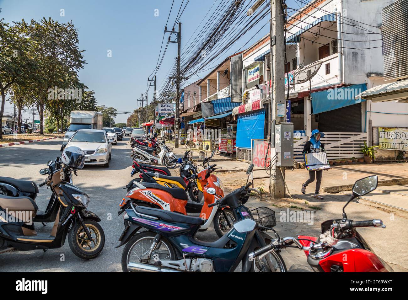 Autos und Motorroller parkten an der Ban du Street in Chiang Rai, Thailand Stockfoto
