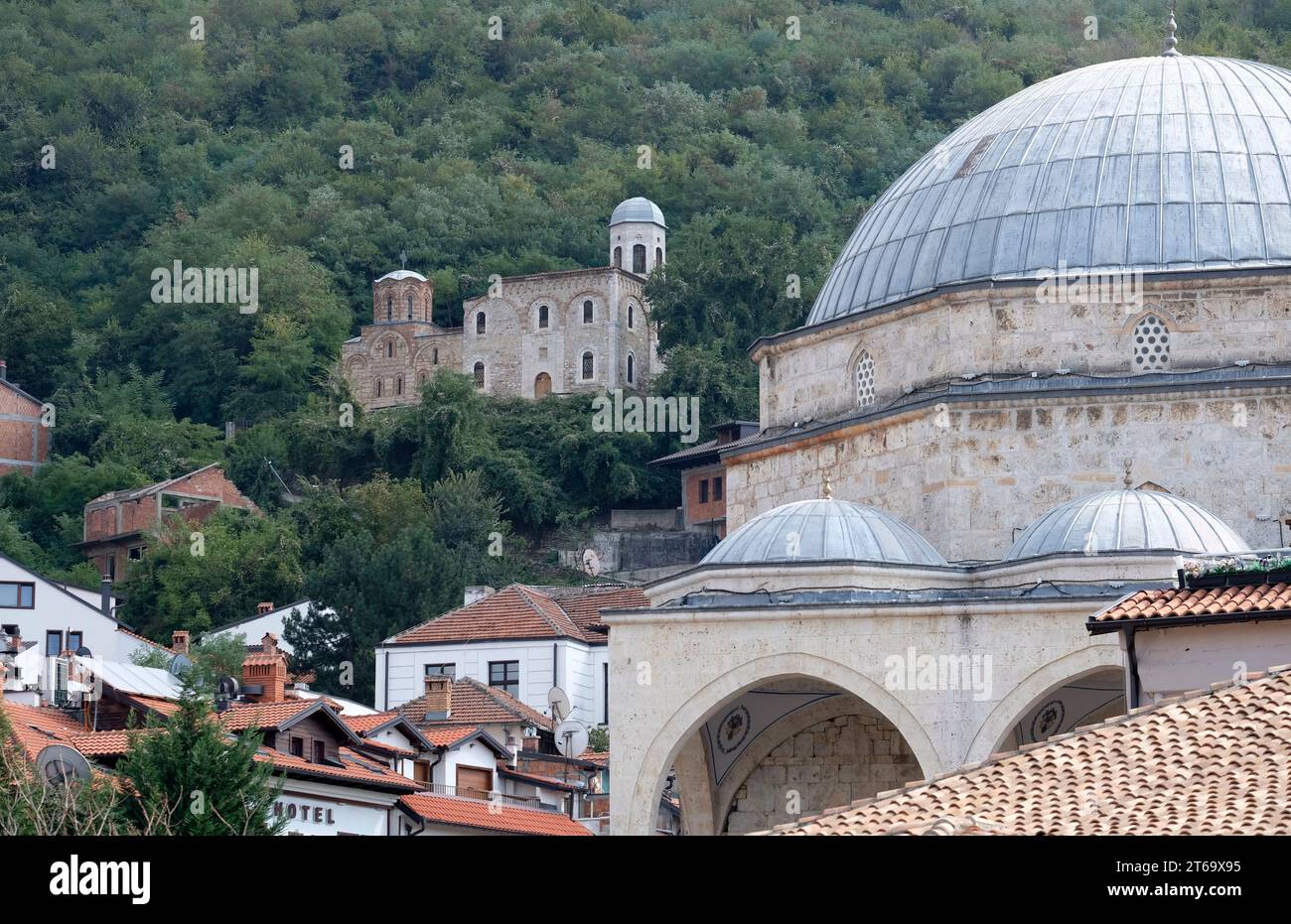 Die Kirche des Heiligen Erlösers von der Straße in der Nähe der Sinan Pascha Moschee in Prizren, Kosovo Stockfoto