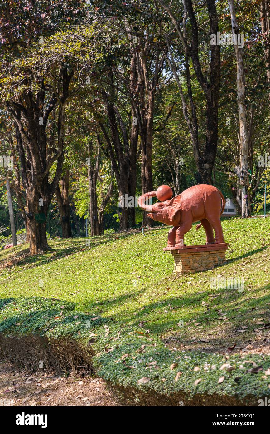 Statue eines Elefanten mit einem Ball auf dem Campus der CRRU Shiangrai Rajabhat Universität in Chiang Rai, Thailand Stockfoto