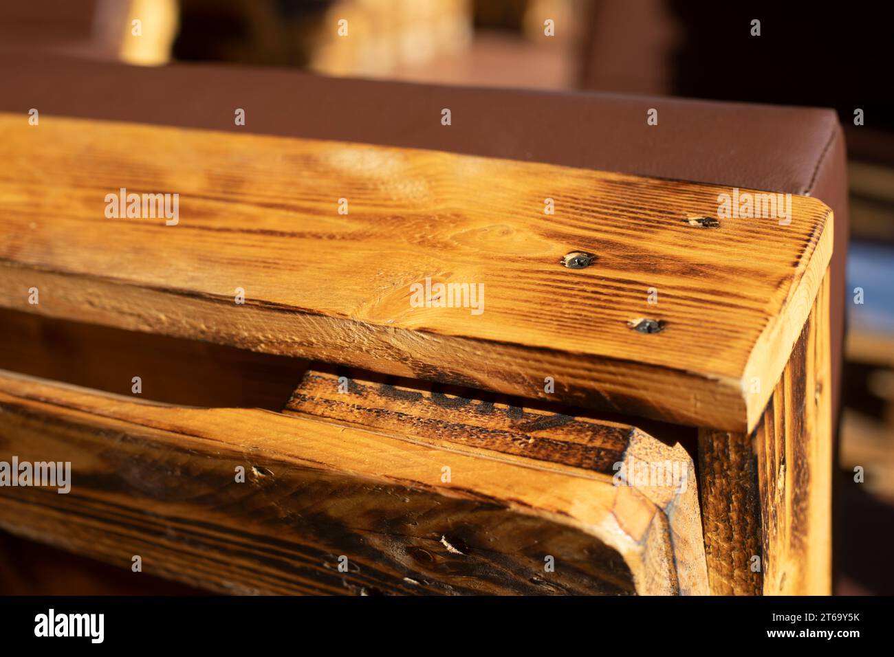 Details von Möbeln aus Holz. Möbel aus Dielen. Der Innenraum ist aus Holz. Sofa aus Brettern. Stockfoto