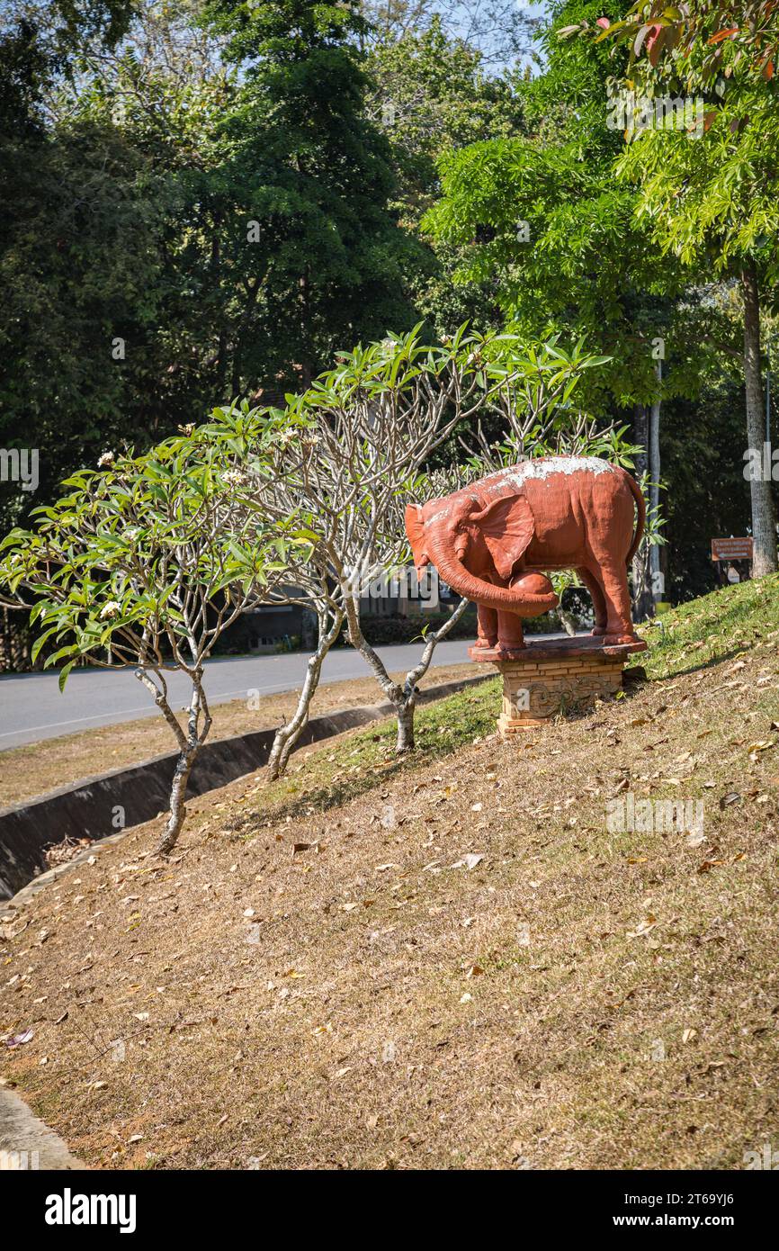 Statue eines Elefanten mit einem Ball auf dem Campus der CRRU Shiangrai Rajabhat Universität in Chiang Rai, Thailand Stockfoto