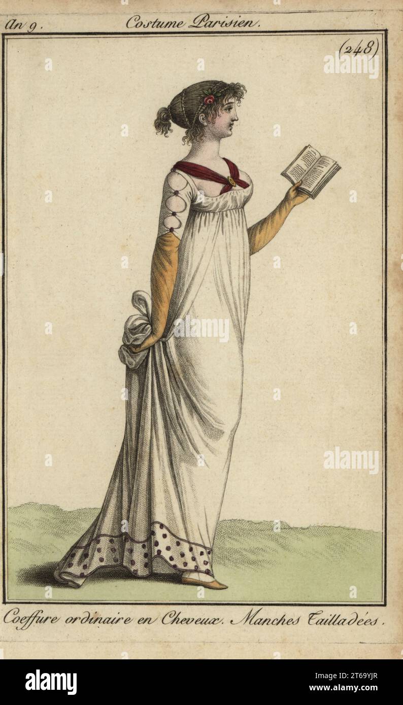 Modische Frau, die ein Buch liest, 1800. Ihre Frisur ist mit Zöpfen und einer Rose verziert. Ihr Kleid hatte maßgeschneiderte Ärmel und ein überkreuztes Taschentuch über der Brust. 2. Oktober 1800. Coiffure ordinaire en cheveux. Manches Tailladees. Handkolorierter Kupferstich aus Pierre de la Mesangeres Journal des Modes et Dames, Paris, 1800. Die Illustrationen in Band 4 stammen von Carle Vernet, Bosio, Dutailly und Philibert Louis Debucourt. Stockfoto