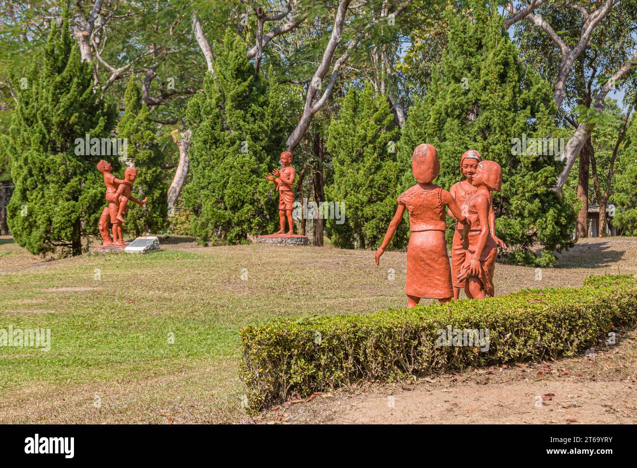 Statuen von Kindern, die auf dem Campus der CRRU Shiangrai Rajabhat Universität in Chiang Rai, Thailand spielen Stockfoto