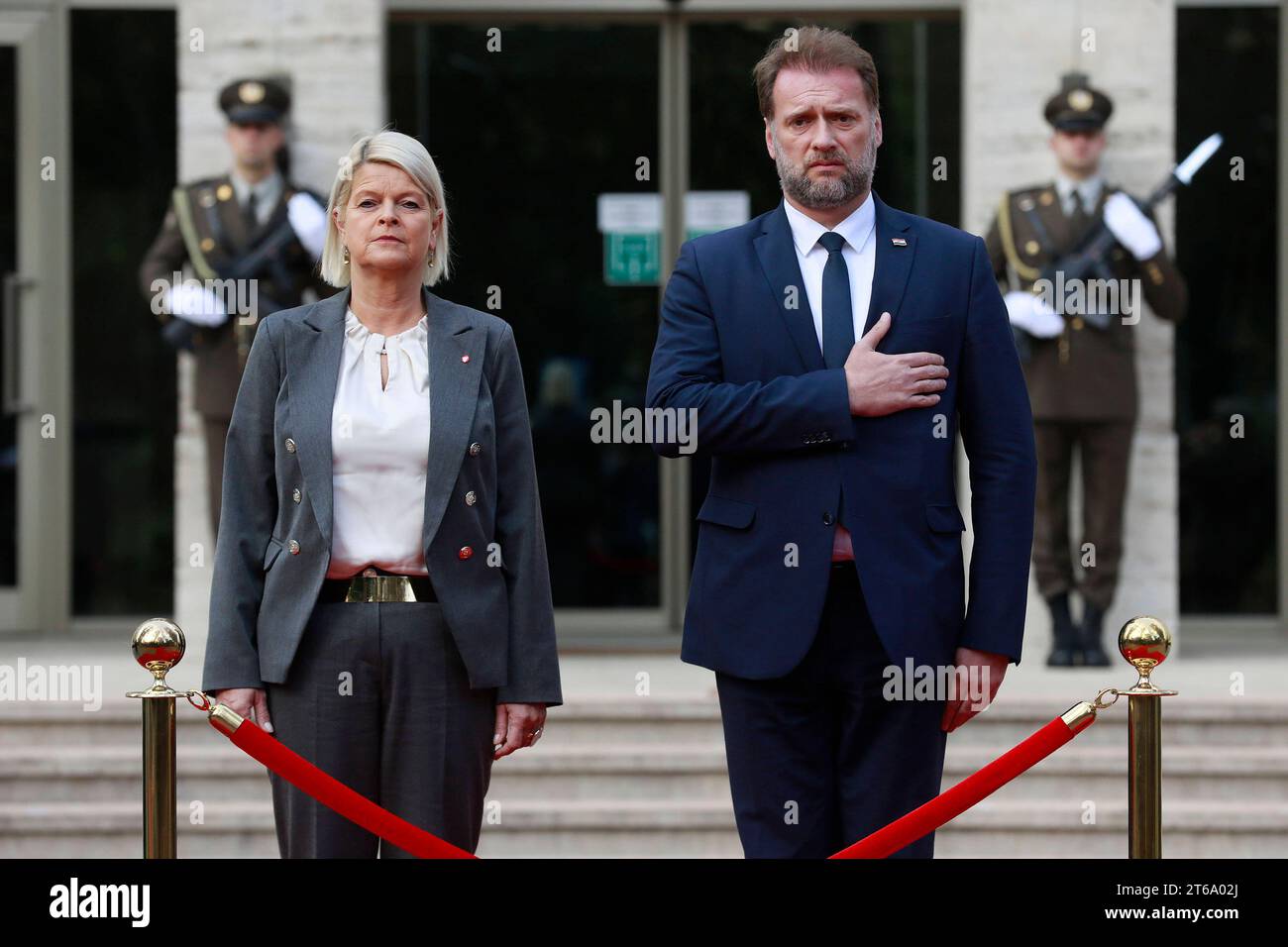 Kroatien, Zagreb, 091123. Verteidigungsminister Mario Banozic traf sich mit der Verteidigungsministerin der Republik Österreich Klaudia Tanner. Foto: Damjan Tadic/CROPIX Copyright: XxDamjanxTadicx/xCROPIXx banozic_tanner7-091123 Credit: Imago/Alamy Live News Stockfoto