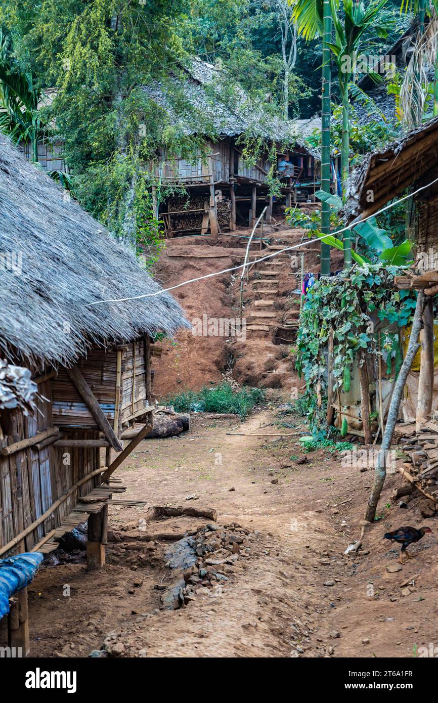 Häuser des Stammes der Kayah Lahwi (Langhals Karen) der Union of Hill Tribe Villages außerhalb von Chiang Rai im Nanglae District in Thailand Stockfoto