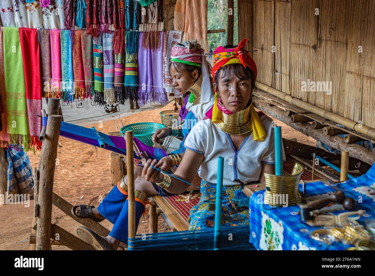 Stammesfrauen, die Schals im Langhals Karen-Stamm (Kayah Lahwi-Stamm) des Union of Hill Tribes Village in Chiang Rai, Thiland weben Stockfoto
