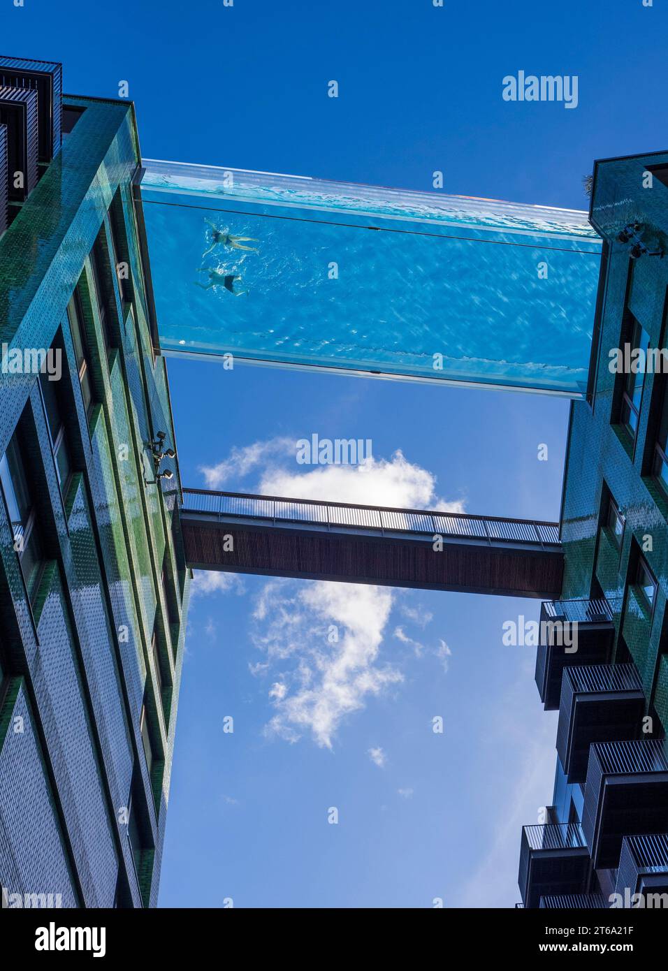 The Sky Pool, Embassy Gardens Swimming Pool, Embassy Gardens, Nine Elms, Wandsworth, South London, London, England, Großbritannien, GB. Stockfoto
