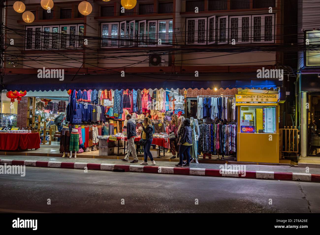 Shopper, die nachts auf der Downtown Street in Chiang Rai, Thailand, nach Schnäppchen suchen Stockfoto