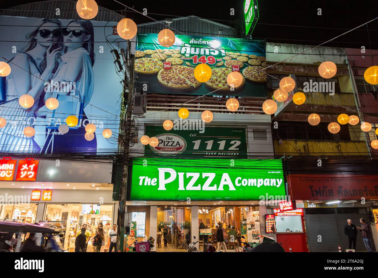 Beleuchtete Schilder für das Restaurant Pizza Company in der Innenstadt von Chiang Rai, Thailand Stockfoto