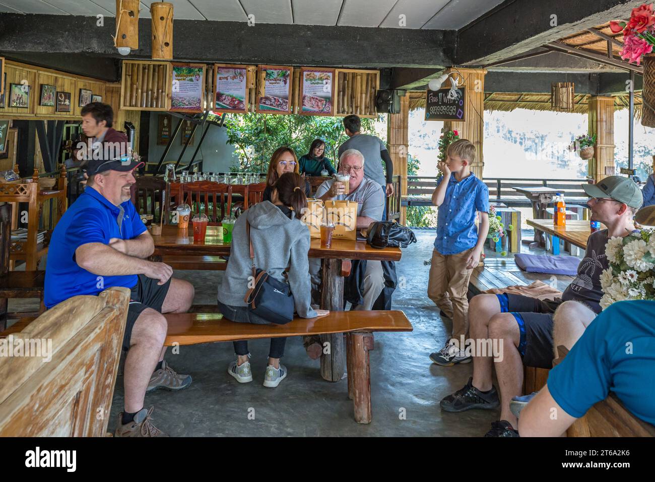 Treppen führen hinunter zum Doi Phamee Coffee Shop und Restaurant im Viertel Mae Sai in Chiang Rai, Thailand Stockfoto