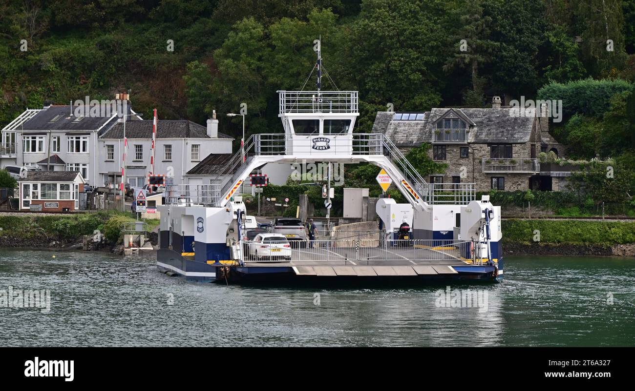 Die höhere Fähre über den Fluss Dart bei Dartmouth, South Devon, wird hier an der Britannia Crossing auf der Kingswear-Seite des Flusses gesehen. Stockfoto