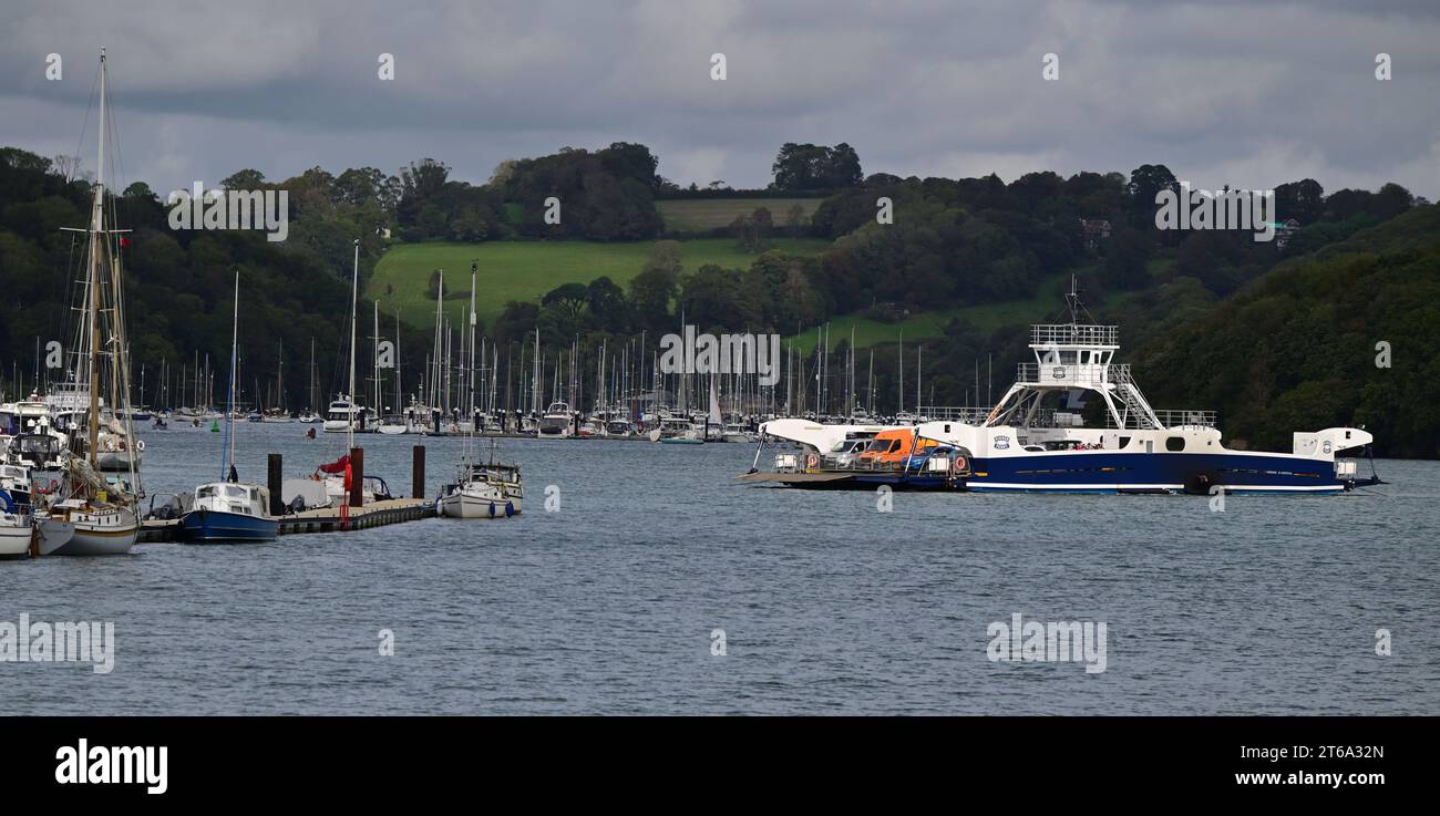 Die höhere Fähre über den Fluss Dart bei Dartmouth, South Devon, hier mitten im Fluss zu sehen. Stockfoto