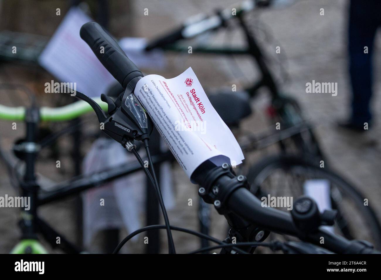 11.11. In Köln, die Vorbereitung: 11.11. In Köln die Vorbereitung: das Fahrrad mit einem Blatt, auf dem stehen, dass es bald Saissonseroefnung ist, und Fahrraeder muessen abgeholt werden Köln NRW Deutschland *** 11 in Köln, die Vorbereitung 11 11 in Köln, die Vorbereitung des Fahrrads mit einem Blatt, das besagt, dass es bald Saisonbeginn ist, und Fahrräder müssen abgeholt werden Köln Köln Köln NRW Deutschland Copyright: xBEAUTIFULxSPORTS/Buriakovx Credit: Imago/Alamy Live News Stockfoto