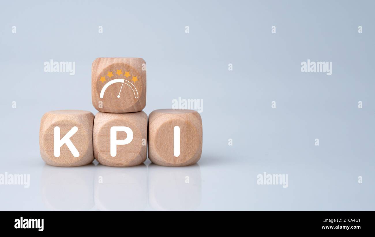 Holzwürfelblock mit KPI-Kurzform für Key Performance Indicators auf weißem Hintergrund. Geschäftskonzept, Geschäftsziele, Leistungsergebnisse und finanzielle Mittel Stockfoto