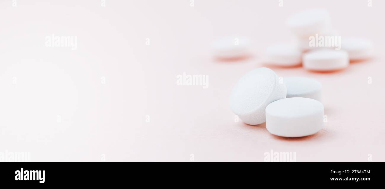 Rosa Pillen, Medizin auf rosa Hintergrund, Draufsicht Stockfoto
