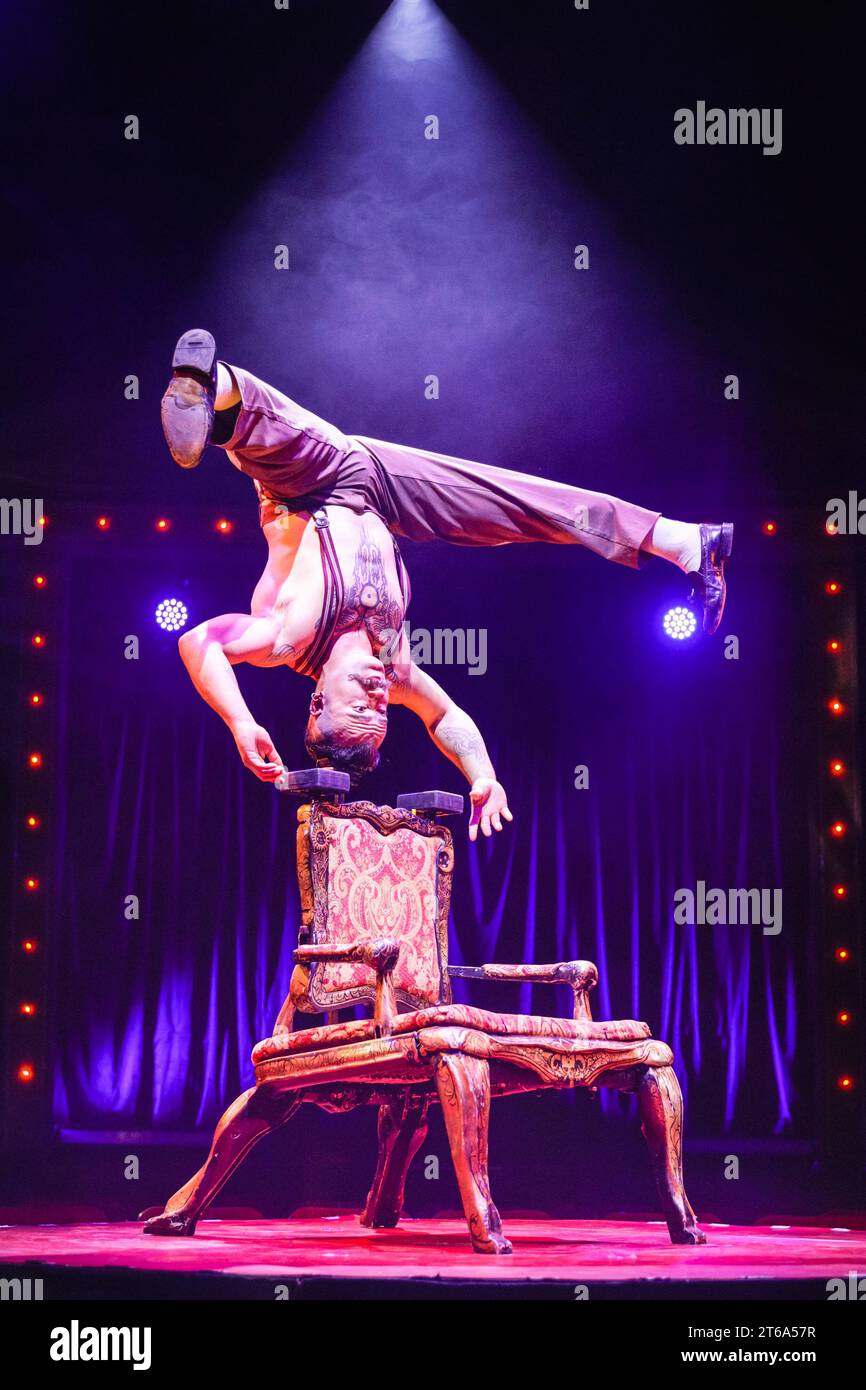 London, Großbritannien. November 2023. Der gefeierte Handbalancer, Aaron Marshall, mit seinem Auftritt. Das mit dem Olivier-Preis ausgezeichnete Kabarett La Clique kehrt bis zum 6. Januar 2024 in Underbelly's Spiegeltent am Leicester Square ins West End zurück. Quelle: Imageplotter/Alamy Live News Stockfoto