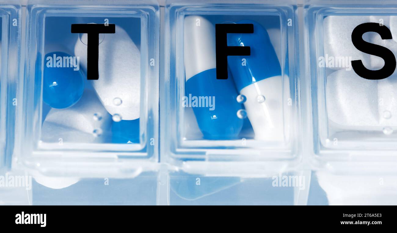Pillen und Kapseln im Pillen-Organizer. Medizinisches Konzept, Apotheke Tasche mit Pille Behälter oder Pille Box. Stockfoto