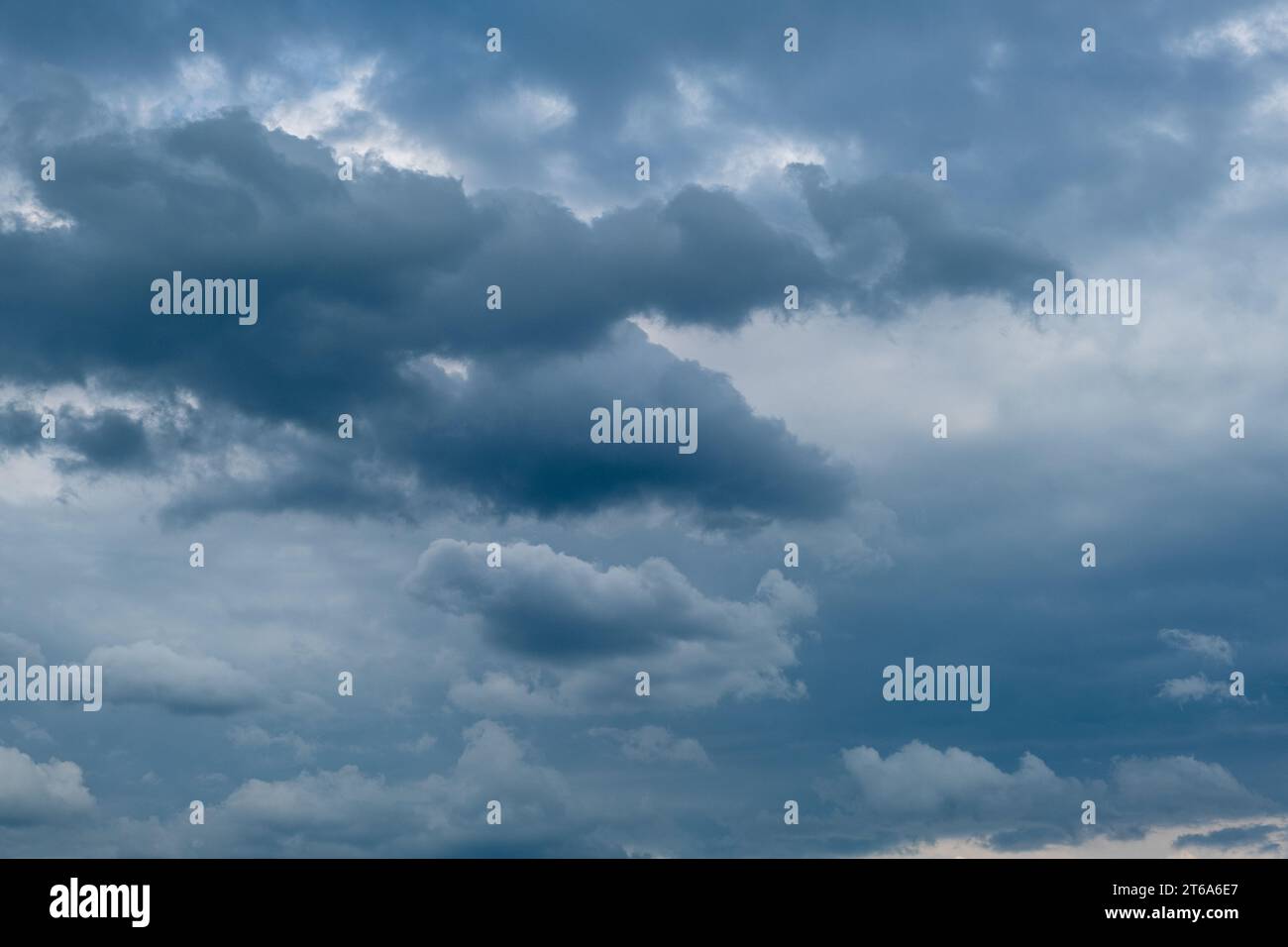 Dunkle Wolken, schwere und regnerische Wolken, regnerisches Wetter, dramatische Himmelszene Stockfoto