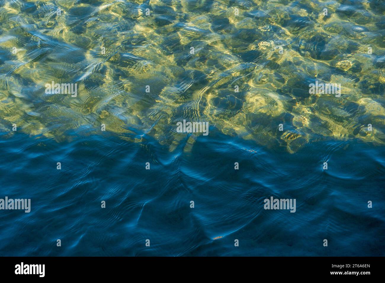 Ohrid-See, Mazedonien. Sommer 2023. Reinwasseroberfläche. Dualität. Fünfzig, Komposition. Von nichts zu etwas, Konzept. Licht und Schatten. Stockfoto